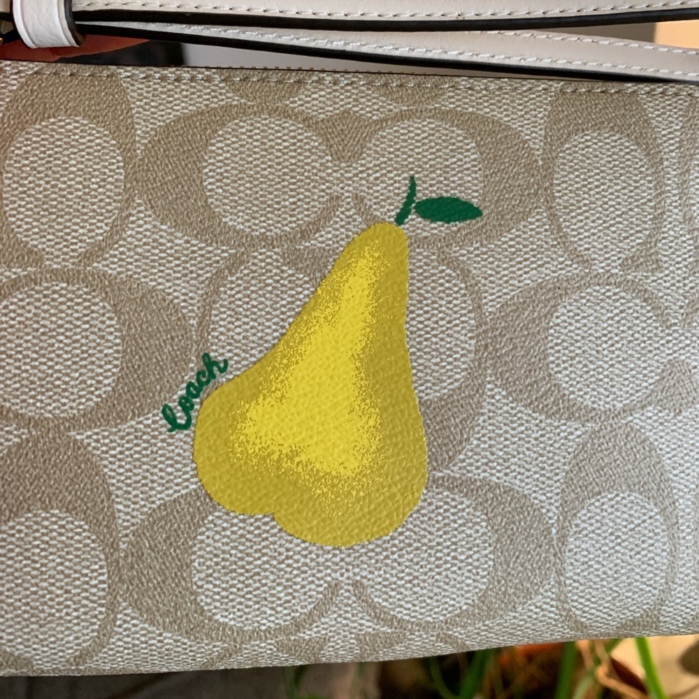 Authentic COACH Signature Coated leather PEAR zip top wristlet - Picture 3 of 8